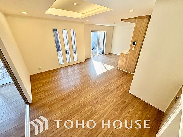 一日の中で多くの時間を過すことになるリビング。爽やかな通風と採光を存分に感じる事が出来る空間です。