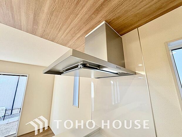 見た目すっきりのスリムタイプのレンジフード。掃除のし易さも◎です。