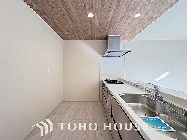 キッチンは、リビングで寛ぐ家族や小さなお子様を見守りながら料理が出来る対面式の温もり設計。