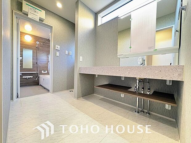 手で洗いたい大切な服など、広く使えると助かる洗面台は汚れの付きにくい形状と素材で造られております。