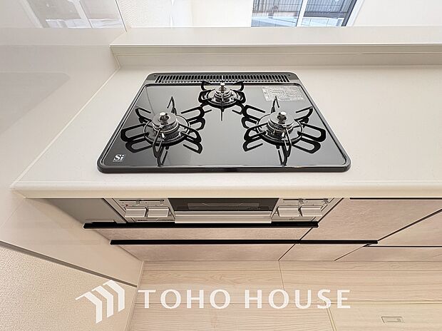 3口コンロは一度に複数のお料理を作ることができるメリットがあります。毎日のキッチンタイムを効率よく。