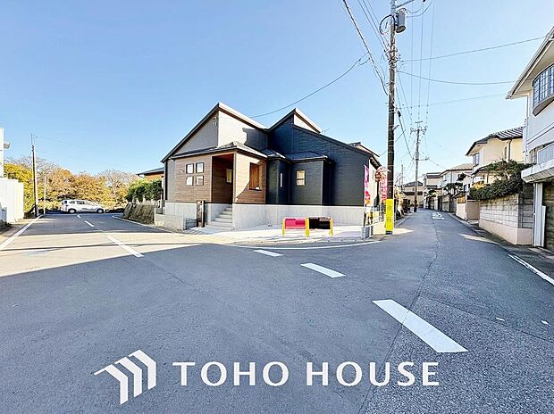 街並みの風景に包み込まれながら、瀟洒な印象も湛えて佇みます。