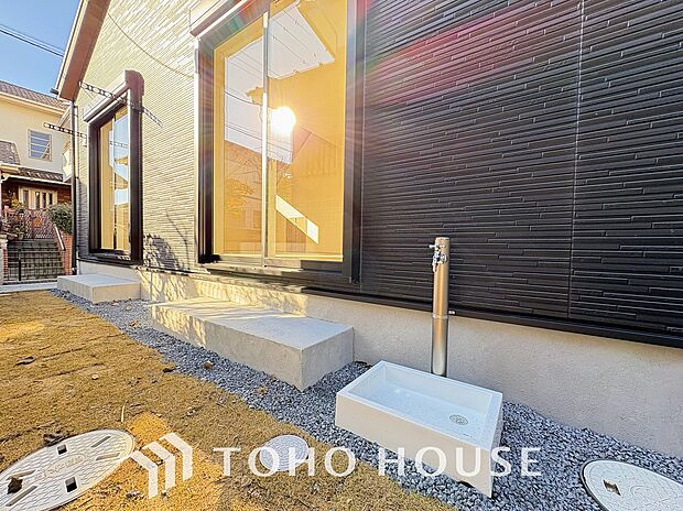 お車の手入れや外周りのお手入れの際にあると便利な立水栓がございます。