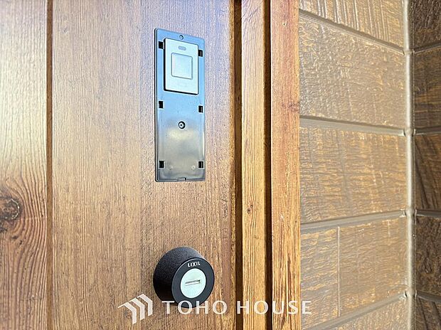 家の顔となる玄関はデザイン性だけではなく、ピッキング対策に優れたセキュリティサムターン等、防犯対策を考慮。