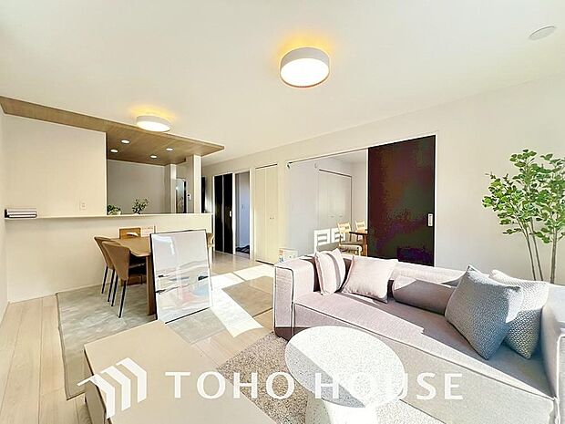 リビングも広く設け、訪れる人々を暖かく迎えてくれます。