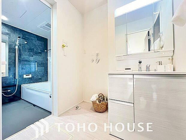 身だしなみのチェックがしやすい大きな鏡、下には収納がたっぷり。スッキリとした空間を演出いたします。