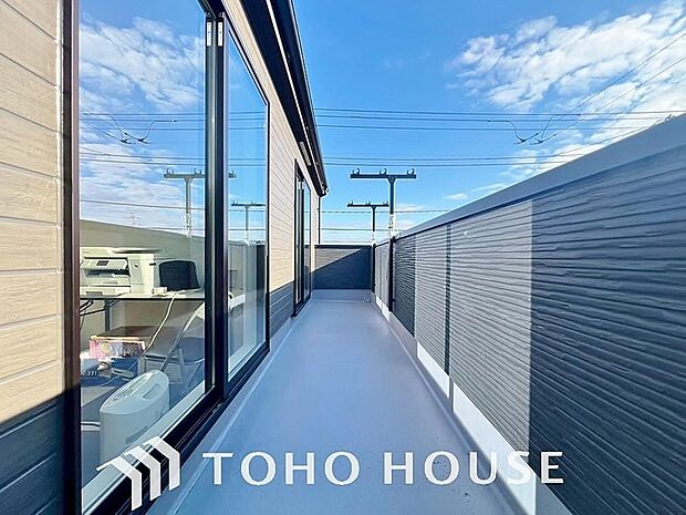 暖かい陽ざしが差込むバルコニーは、晴れた日には、洗濯物が良く乾きます。また、風通しも良好です。