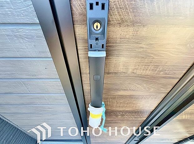 防犯対策への意識が高まっている最近では、補助錠として鍵穴のない電子錠を選ぶ方も増えています。