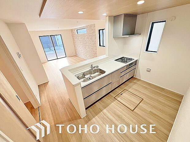 リビングも広く設け、訪れる人々を暖かく迎えてくれます。