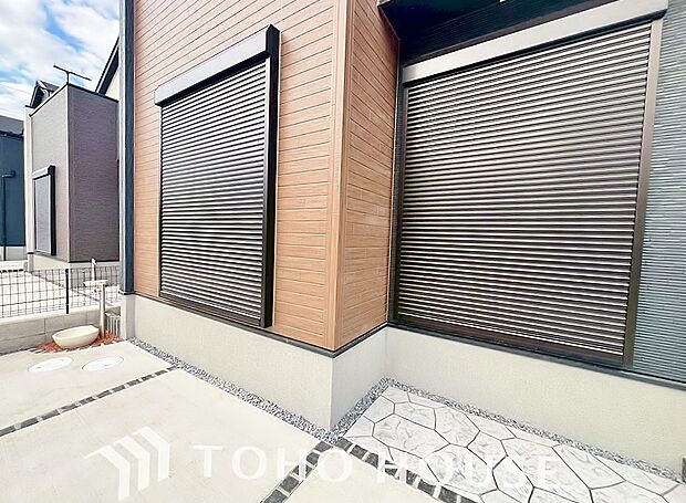 台風などの激しい雨風からお家を守るのはもちろん、空き巣対策などの防犯抑止や防音にも効果を発揮します。