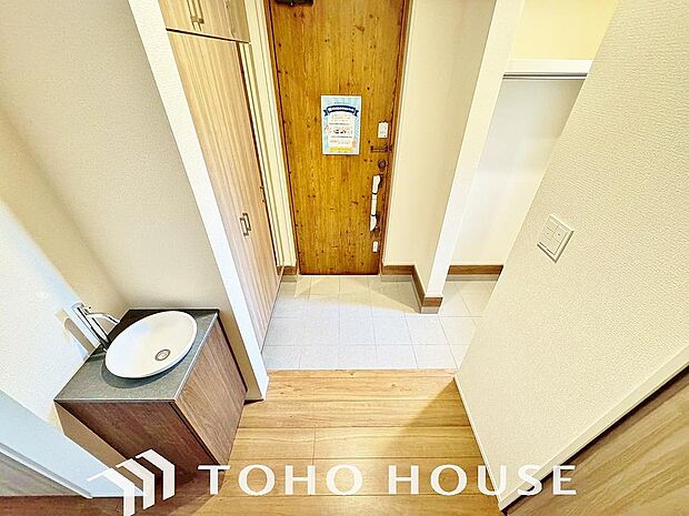 ゲストを招き、家族を迎える玄関は、ディスプレイや照明にこだわってみてはいかがでしょうか。