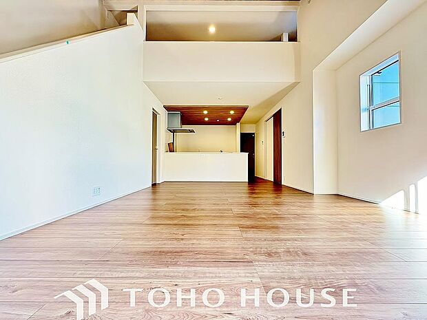 ホワイトナチュラルのテイストが、自然体で過ごせる心地良さ生み出しています。