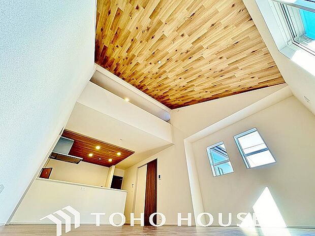 爽やかな通風と採光を存分に感じる事が出来る空間。毎日の暮らしに癒しをもたらす居心地の良いリビング。