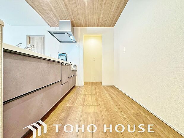 充実した収納スペースを搭載したシステムキッチンは、日々の家事がはかどります。