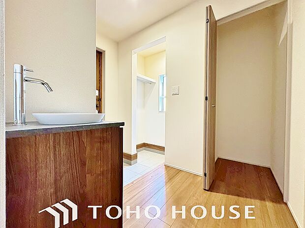 玄関横に洗面スペースを設置。帰宅してすぐに手洗いうがい。ご家族みんなの健康習慣ですね。