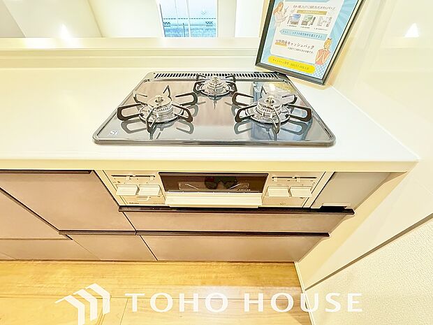 3口コンロは一度に複数のお料理を作ることができるメリットがあります。毎日のキッチンタイムを効率よく。