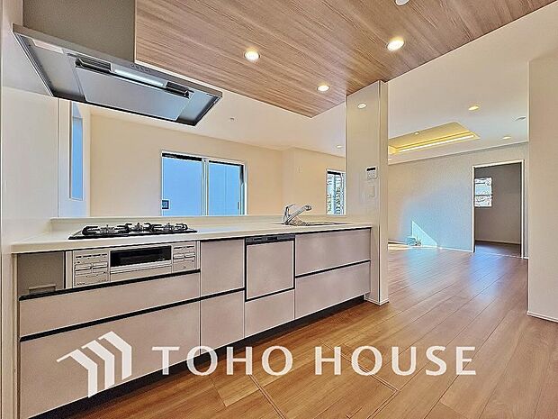 キッチンの収納は、デッドスペースになりやすい箇所を有効活用できる、スライド式収納を採用しました。