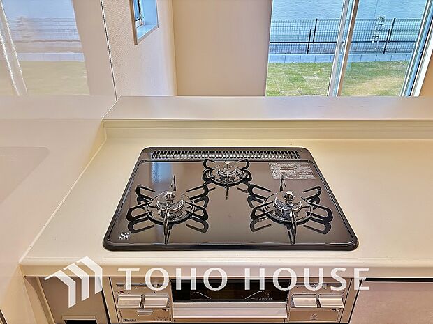 3口コンロは一度に複数のお料理を作ることができるメリットがあります。毎日のキッチンタイムを効率よく。