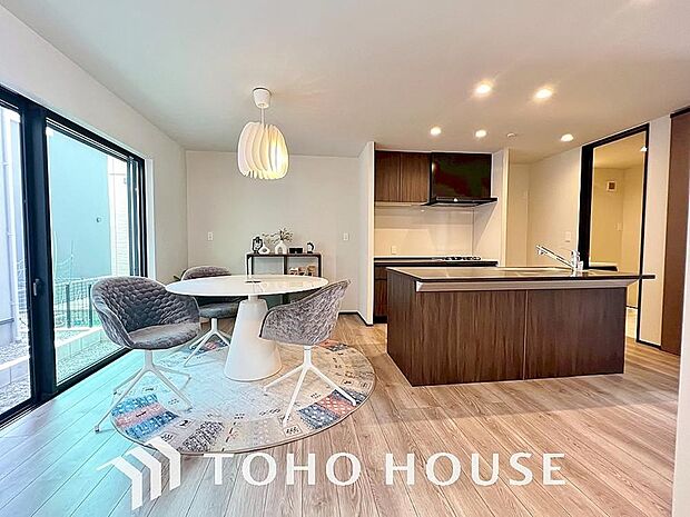 作り手の「気持ちの良いリビングでお過ごししていただきたい」という思いを感じさせます。