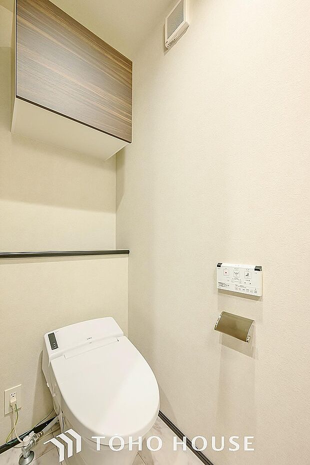 十分な広さと清潔感のあるカラーで纏まったおトイレ。時間に余裕とゆとりを持たせます。