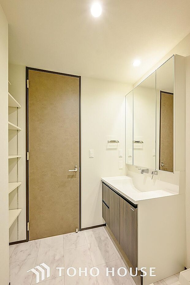 手で洗いたい大切な服など、広く使えると助かる洗面台は汚れの付きにくい形状と素材で造られております。