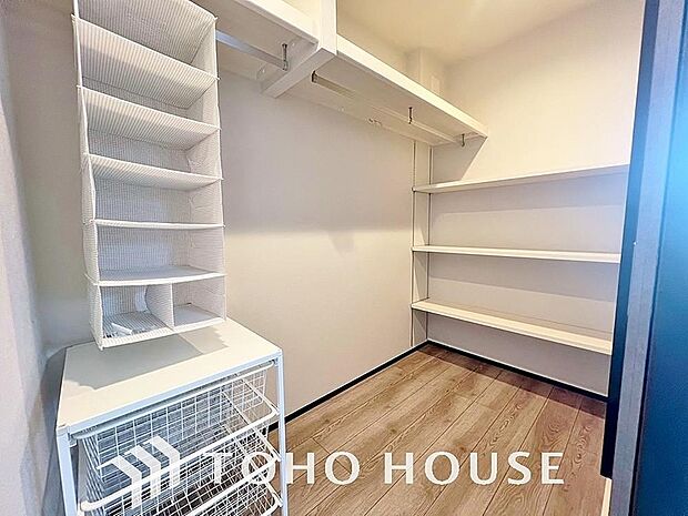 大容量のウォークインクローゼット。大きさ&広さの感覚が画像では伝わりづらいので是非現地をご覧下さい。