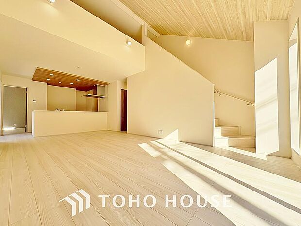 爽やかな通風と採光を存分に感じる事が出来る空間。毎日の暮らしに癒しをもたらす居心地の良いリビング。