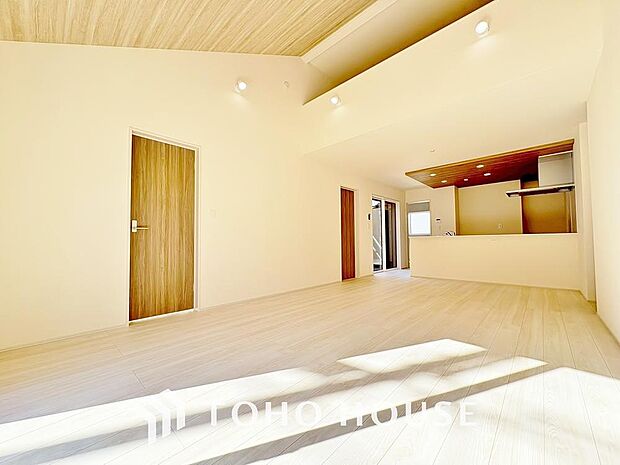 広いLDKでは家族が集まり一緒の時間を過ごせる工夫がされております。