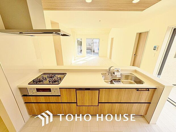 大型の冷蔵庫やレンジボードもしっかり置ける広々としたキッチンスペース。