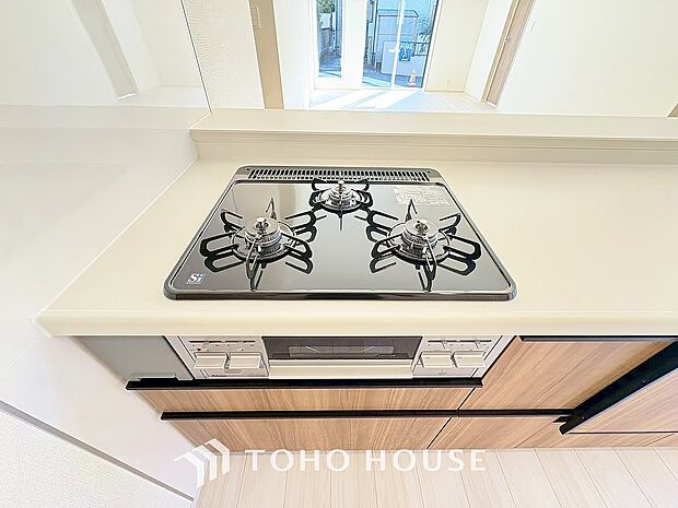 3口コンロは一度に複数のお料理を作ることができるメリットがあります。毎日のキッチンタイムを効率よく。