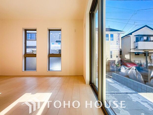 リビングも広く設け、訪れる人々を暖かく迎えてくれます。