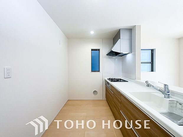 ご家族みんなで調理ができる位のスペースを実現したキッチン空間となっております。