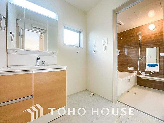 手で洗いたい大切な服など、広く使えると助かる洗面台は汚れの付きにくい形状と素材で造られております。