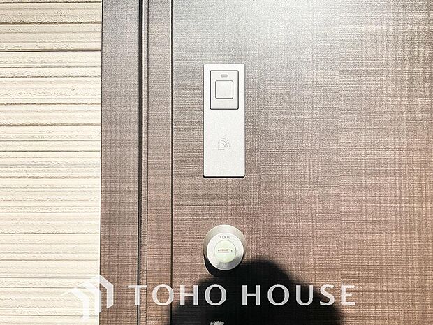 防犯対策への意識が高まっている最近では、補助錠として鍵穴のない電子錠を選ぶ方も増えています。