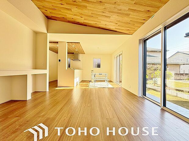 広々としたLDKは、家族が自然に集まりやすく、一緒に過ごす時間を楽しめる工夫が施されています。