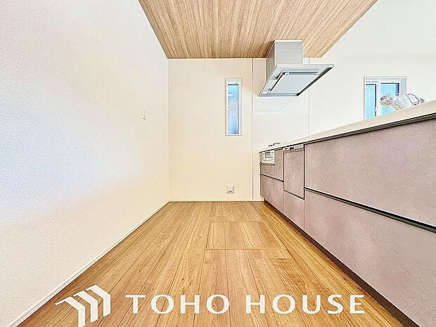 大型の冷蔵庫も配置できる広々としたキッチンスペースでお料理や家事をスムーズに進めることができます。