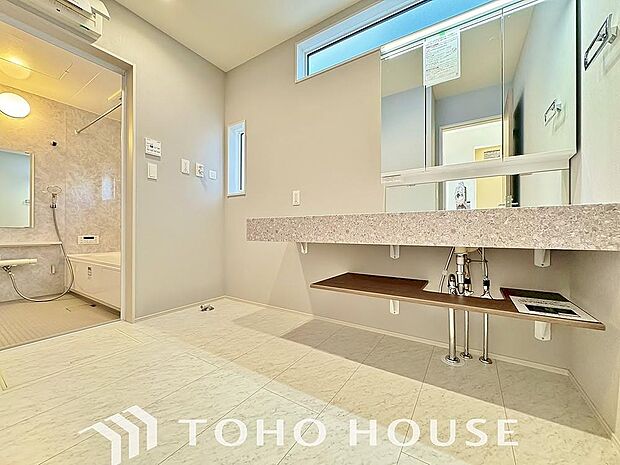 平日の朝であっても、落ち着きとくつろぎを感じられる空間。気持ちよく身だしなみを整えられます。