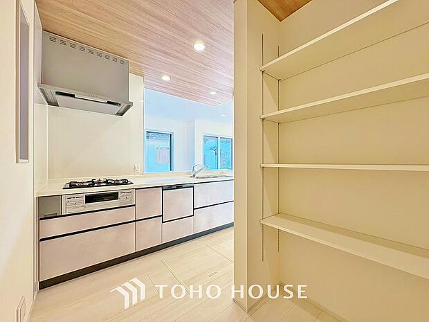 キッチン横にはパントリーを完備。ついつい買いすぎてしまった日用品や食料品のストックなどに。