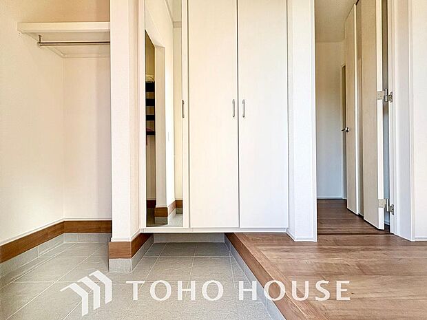 ホールの色味が白で統一され、ドアを開けた瞬間に広がる光が玄関を優しく包みます。お部屋へ入る1歩目から、清潔感ある華やかさで迎えてくれます。ここから始まるご家族の新しい生活を想像してみてください。
