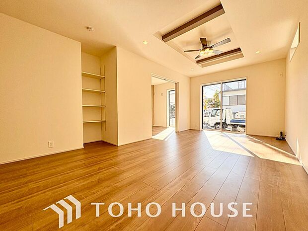 リビングも広く設け、訪れる人々を暖かく迎えてくれます。