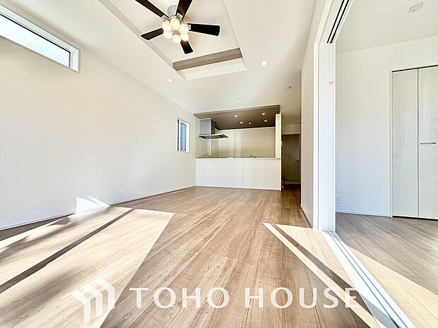 忙しい朝でも、しっかり家族が揃って食事をして頂けるゆとりある大きさのダイニングスペース。