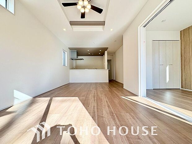 光が注がれる青い空から鮮やかに赤色にゆっくりと染まる。そんな優しい時間がここでは流れてゆく。