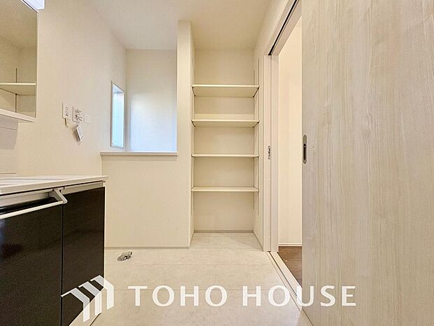 ランドリースペース。洗濯機を配置しても十分なスペースを確保しております。