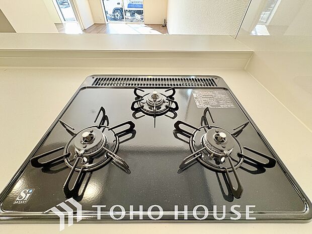 3口コンロは一度に複数のお料理を作ることができるメリットがあります。毎日のキッチンタイムを効率よく。