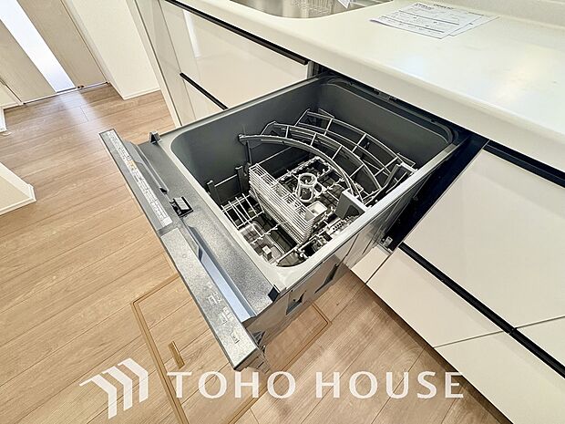 ビルトイン食器洗浄乾燥機付きのシステムキッチン。毎日の家事負担を軽減する嬉しい設備です。