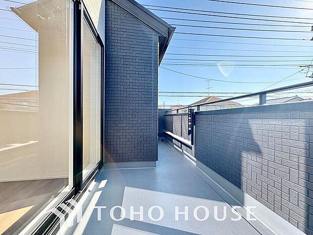 頬をなでる優しい風を感じることが出来るバルコニー。つい深呼吸をしたくなる気持ちの良い眺望です。