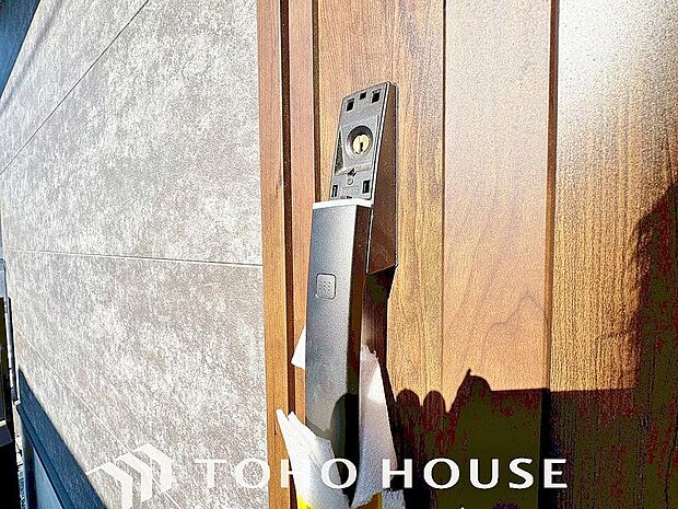 家の顔となる玄関はデザイン性だけではなく、ピッキング対策に優れたセキュリティサムターン等、防犯対策を考慮。