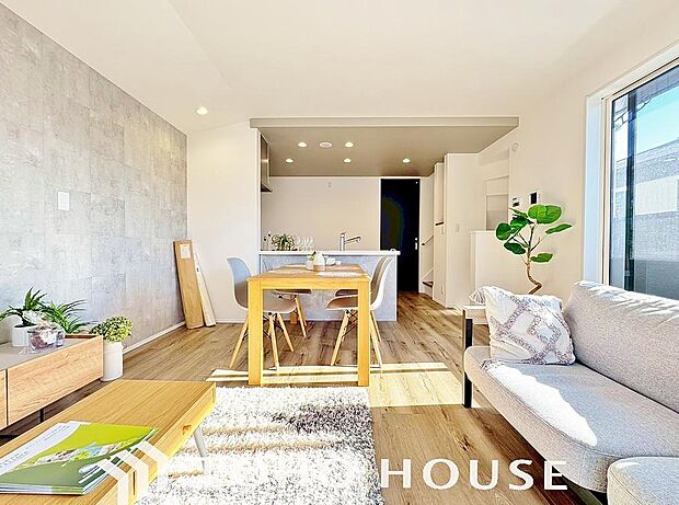 光が注がれる青い空から鮮やかに赤色にゆっくりと染まる。そんな優しい時間がここでは流れてゆく。