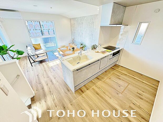 キッチンの収納は、デッドスペースになりやすい箇所を有効活用できる、スライド式収納を採用しました。