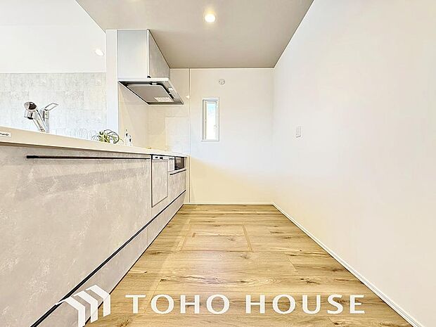 ご家族みんなで調理ができる位のスペースを実現したキッチン空間となっております。